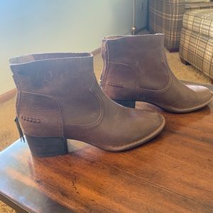 Lether Ugg Ankle Bootie